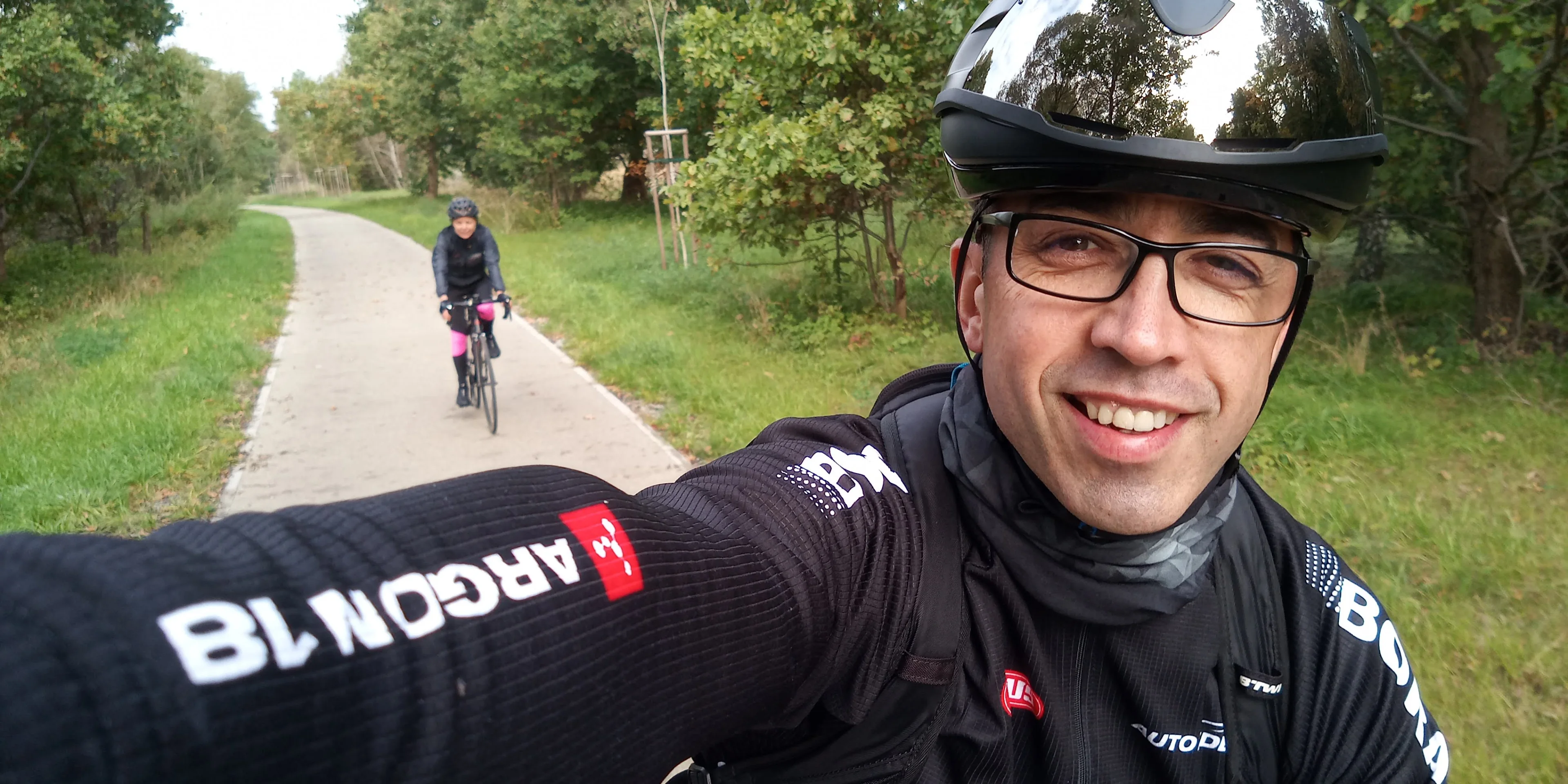 Mariusz Cyman w kasku podczas wycieczki rowerowej